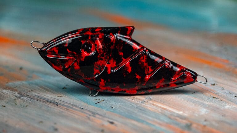 CS Jerk w według mnie najbardziej okoniowy kolorze jaki istnieje. Jeśli szukasz przynęty na letnie okonie CS Jerk 5 i 7 cm w kolorze Carbon Red wydaje się być idealnym wyborem.