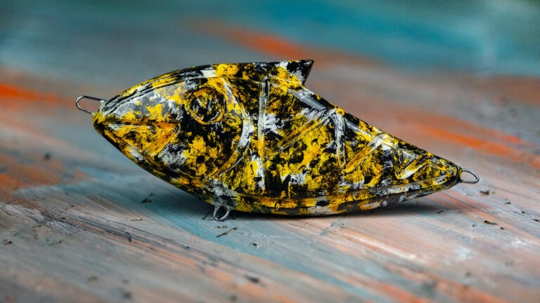 CS Jerk w jaskrawym ubarwieniu żółto - czarnym z białymi elementami.