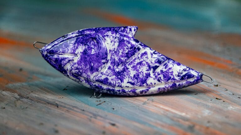 CS Jerk w atramentowych barwach to wspaniała kompozycja kontrastu fioletu i bieli. Przynęta w tym kolorze pozostaje świetnie widoczna nawet przy mniej przejrzystej wodzie.