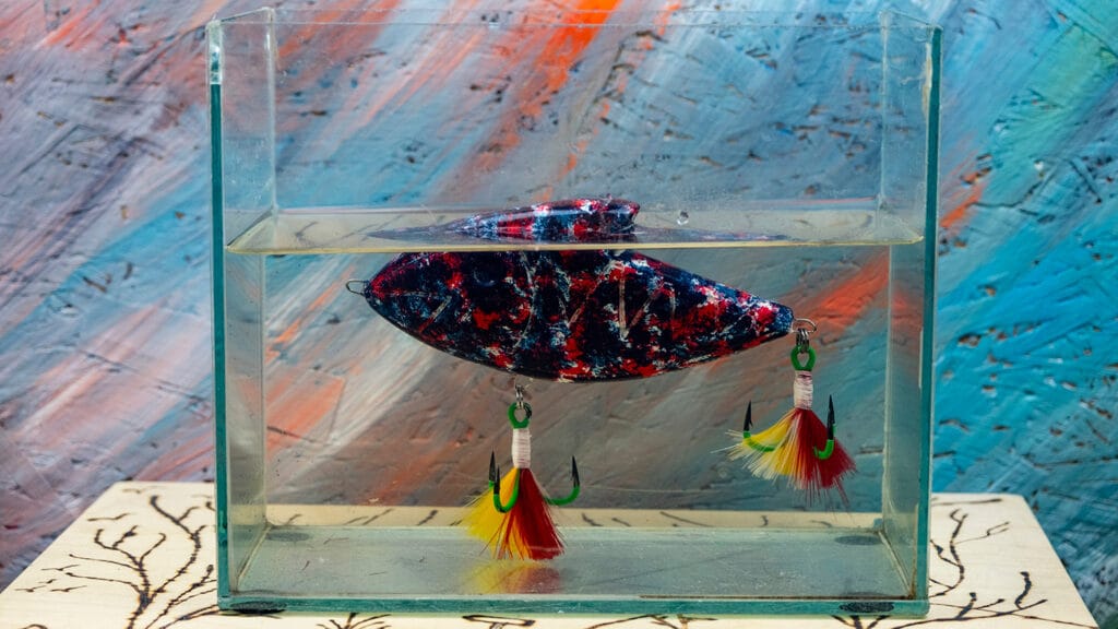 F16 w akwarium? Czemu nie! Dzięki tej fotografii możesz zobaczyć jak przynęta ustawia się w wodzie, warto zwrócić uwagę na charakterystyczną płetwę grzbietową wystającą nad powierzchnię wody!