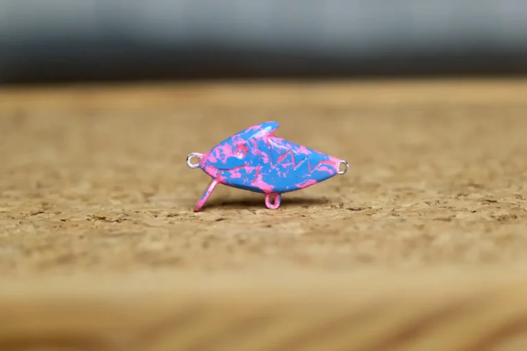 CS Nano Shark Bubble Gum – przynęta spinningowa w jaskrawych barwach, idealna na brudne wody
