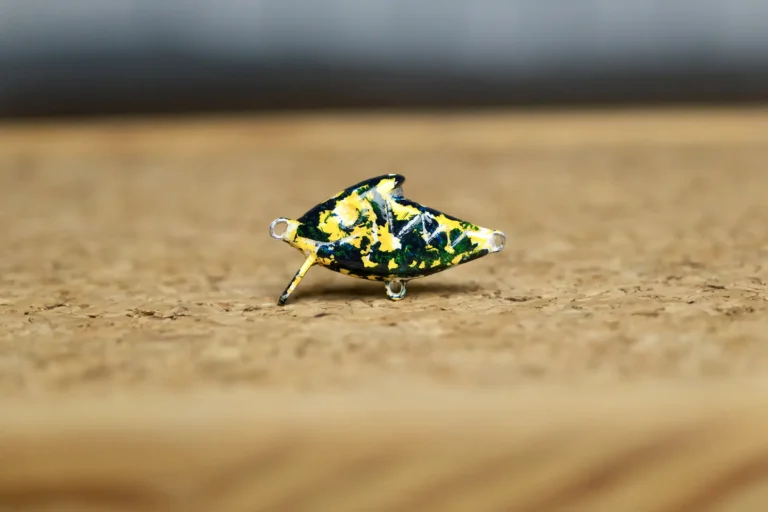 CS Nano Shark Yellow Koi – ręcznie malowany wobler na pstrągi
